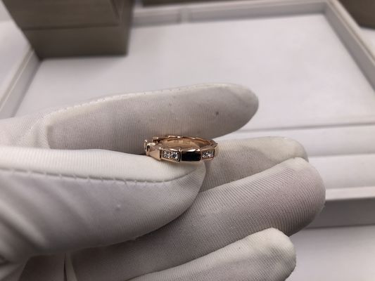 Bijoux personnalisés faits à la main avec taille diamant et gravure personnalisée pour un design de luxe unique