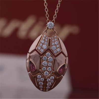 Qualité Le collier de Roman Serpenti dans 18 kt s'est levé or réglé avec des yeux de rubellite et avec des diamants de pavé sur la tête usine