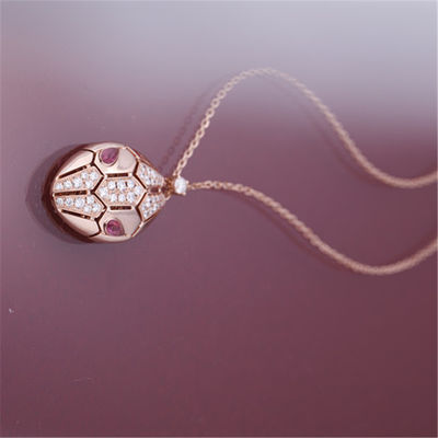 Qualité Le collier de Roman Serpenti dans 18 kt s'est levé or réglé avec des yeux de rubellite et avec des diamants de pavé sur la tête usine