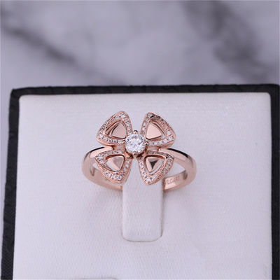 Qualité Roman Love Flower Ring Fiorever 18 kt Rose Gold Ring réglée avec un diamant central et des diamants de pavé usine