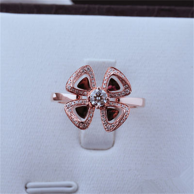 Qualité Roman Love Flower Ring Fiorever 18 kt Rose Gold Ring réglée avec un diamant central et des diamants de pavé usine
