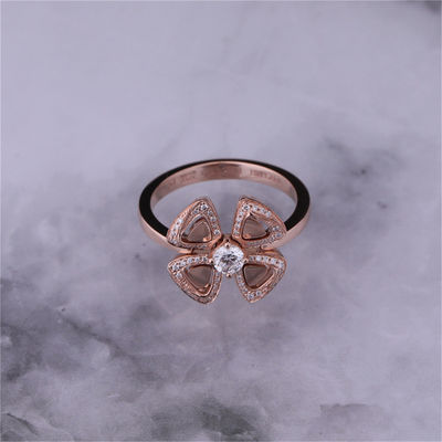 Qualité Roman Love Flower Ring Fiorever 18 kt Rose Gold Ring réglée avec un diamant central et des diamants de pavé usine