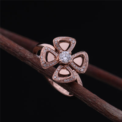 Qualité Roman Love Flower Ring Fiorever 18 kt Rose Gold Ring réglée avec un diamant central et des diamants de pavé usine