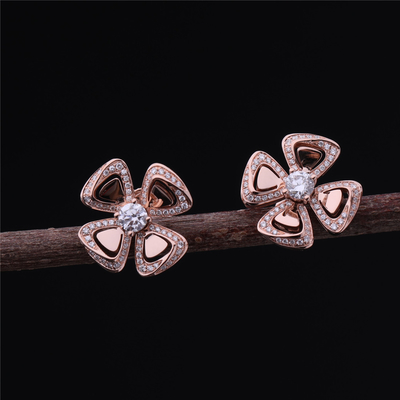 Hautes boucles d'oreille de Fiorever de bijoux de vrai or dans 18 kt Rose Gold Earrings réglée avec deux diamants centraux et diamants de pavé